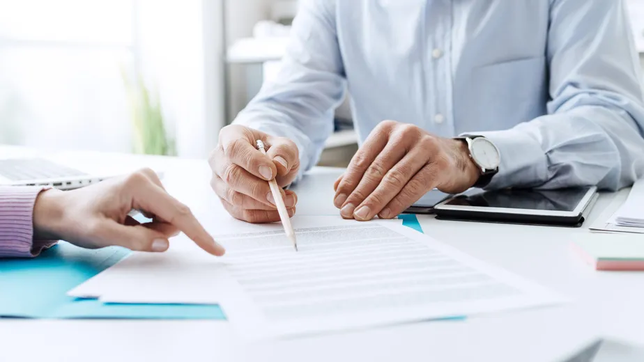 Deux personnes relisant ensemble un document